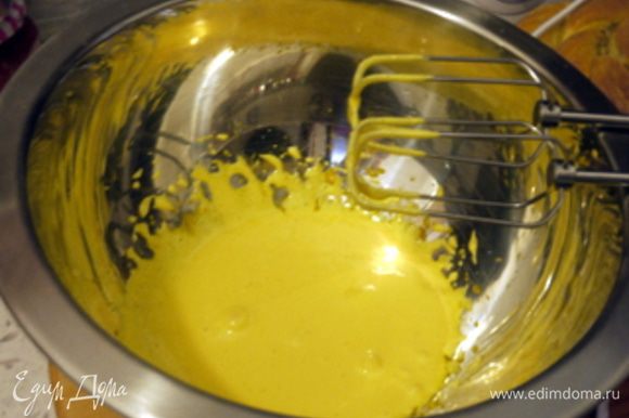 Взбить желтки с сахаром в густую пену в миске, которая подходит для водяной бани.