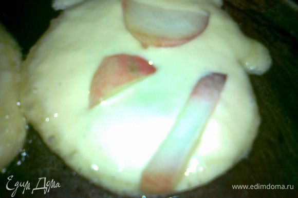 замесить тесто,выложить тесто ложкой на слегка смазанную маслом сковорду,как только снизу схватится положить порезаный персик