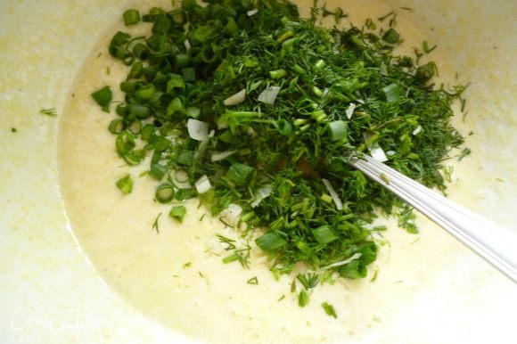 Добавить мелко нарезанную зелень, соль и перемешать.