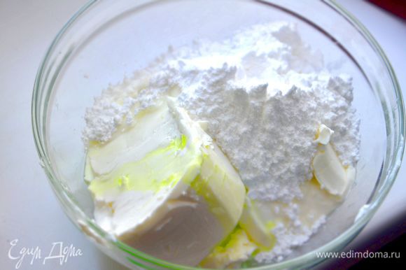 Взбить творожный крем с сахарной пудрой и мятным сиропом до однородной консистенции.