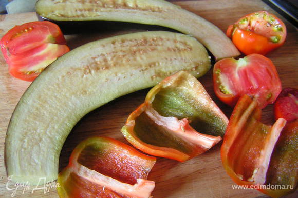 Овощи разрезать и посолить