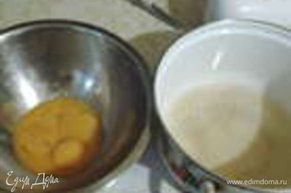 Яйца разделить на белки и желтки