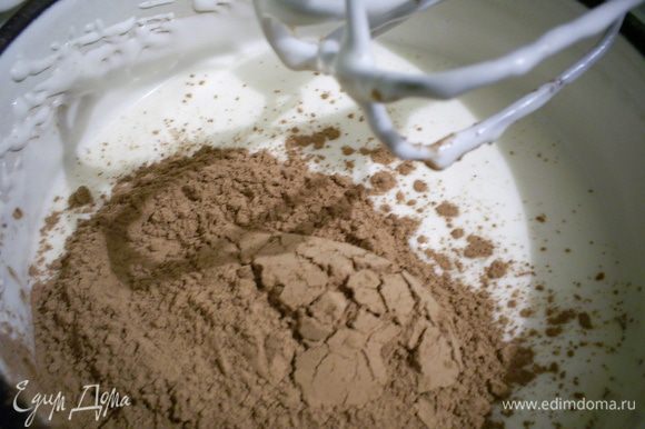 Для крема взбиваем сметану с сахаром. Добавляем какао и взбиваем до получения однородного крема, который при этом заметно загустеет.