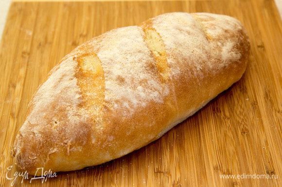 Нагреваем духовку до 250 градусов (если ваша духовка выдаем меньше, то до вашего максимума). Ставим наш подошедший хлеб в духовку и прыскаем несколько раз из распылителя воду в духовку. Ришар говорит, что это помогает сымитировать каменную печь. Выпекаем хлеб 10-12 минут. Тогда хлеб получается с очень-очень тоненькой золотистой корочкой.