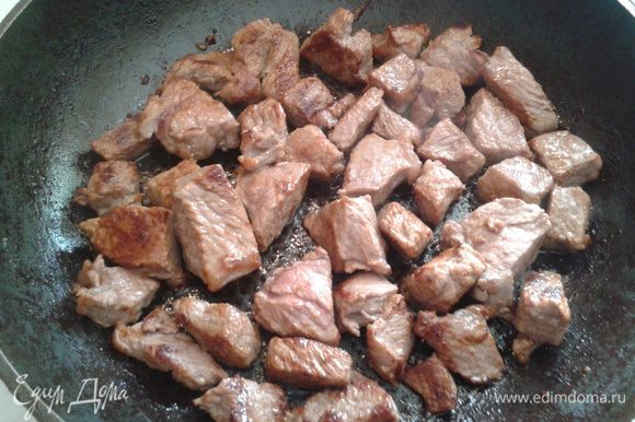 Мясо порезать на кусочки и обжарить