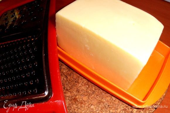 В это время натираем сыр.