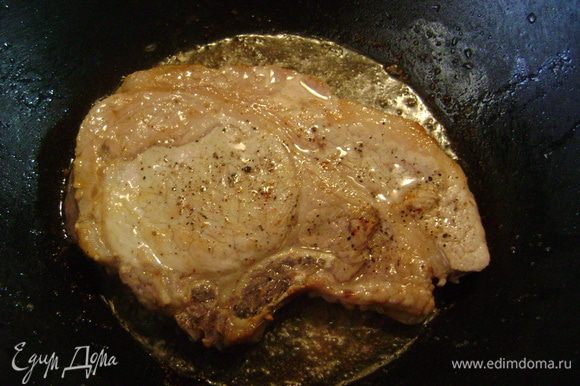 Приправить отбивные солью и перцем и на среднем огне подрумянить отбивные по 5 мин. Выложить мясо на тарелку.
