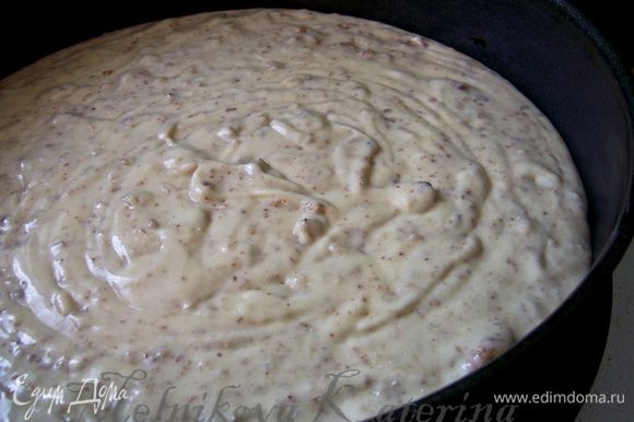 Добавить к тесту измельченные орехи, перемешать. Смазать форму для запекания сливочным маслом и выложить тесто в форму. Отправить выпекаться в духовку на 1 час при 180 градусах.