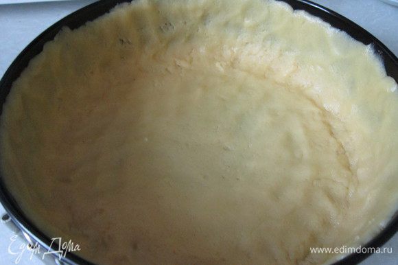 Разъемную форму (Ф22см)смазать сливочным маслом.Охлажденное тесто распределить по форме, выполнить бортики высотой 4-5 см.