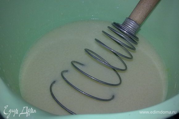 Яйца растереть с сахаром,добавить ванильный сахар, соль, кефир.Сливочное масло растопить.