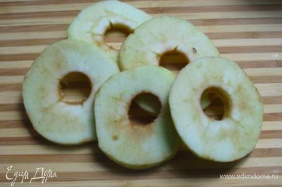 Тем временем почистить яблоки, удалить сердцевинки и порезать кольцами толщиной 5 мм.