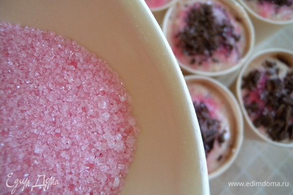 При подаче посыпать розовым сахаром. Сделать его легко. На 500 г сахара пару капель жидкого пищевого красителя и смешать.