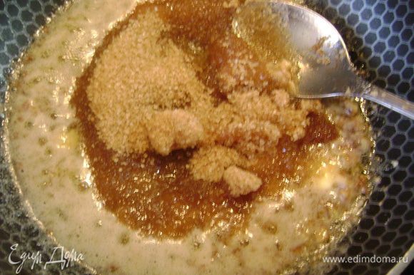 Для приготовления заливки грецкие орехи обжарить на сухой сковороде. Добавить масло. Когда оно растопится, всыпать сахар, перемешать.