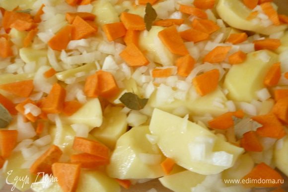 Берем посуду для запекания(я использую стеклянную форму с крышкой).На дно наливаем столовую ложку растительного масла.Выкладываем почищенный и нарезанный дольками картофель.Немного солим.Затем выкладываем нарезанные лук,морковь,несколько кусочков лаврового листика.