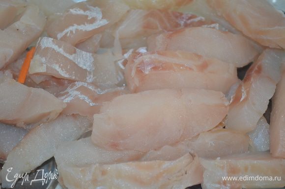 Филе рыбы разморозить, чтобы не было лишней влаги и нарезать на мелкие кусочки.