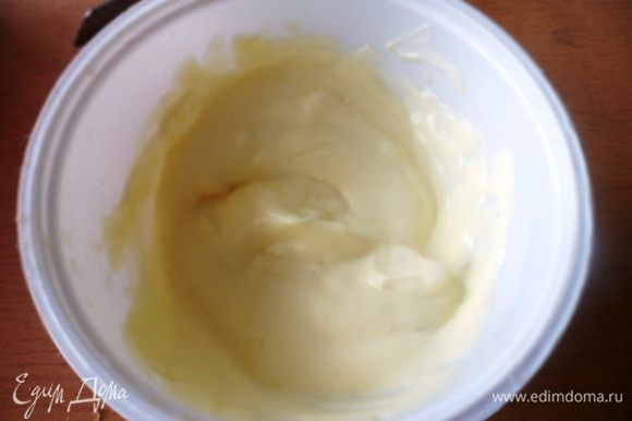В отдельной миске смешать сметану с горчицей, добавить раздавленный чеснок, перемешать