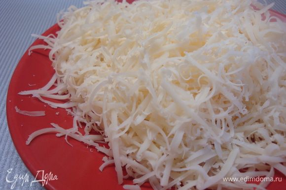Сыр натерть на мелкой тёрке. всыпать половину сыра в миску с тестомЮ ещё раз перемешать.