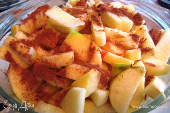 Масло растапливаем в кастрюле, добавляем яблоки, сахар (50 г) и корицу. Тушим иногда помешивая до мягкости яблок.