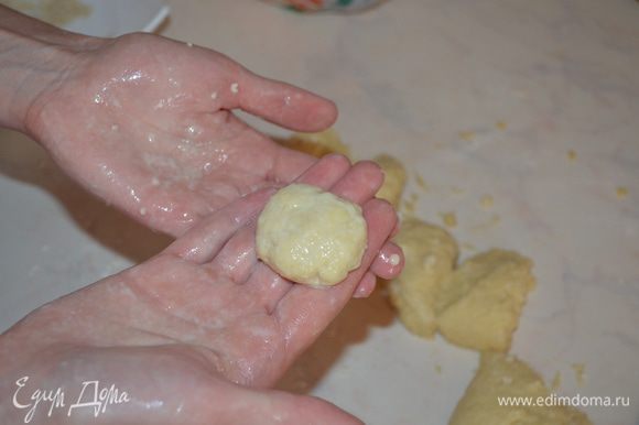 От теста отщипываем кусочки, скатываем их в шарик размером с грецкий орех. Все это делается мокрыми руками.