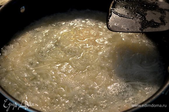 Разогреть духовку до 210 г. Поставить в духовку противень, чтобы он нагрелся. Картофель почистить и натереть на терке или в фудпроцессоре. Залить горячей водой, чтобы картофель прикрывало, закрыть крышкой и варить примерно 10 мин.