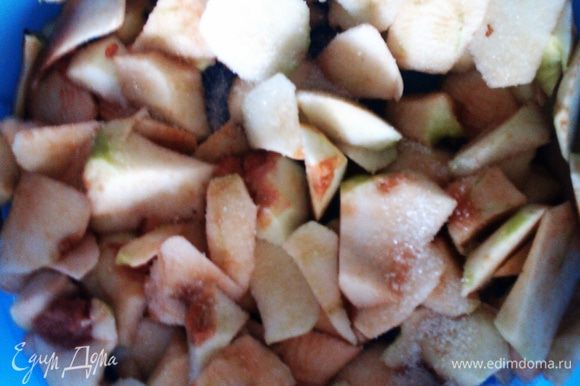 Яблоки почистить, порезать, выложить в форму и сбрызнуть лимонным соком и посыпать сахаром