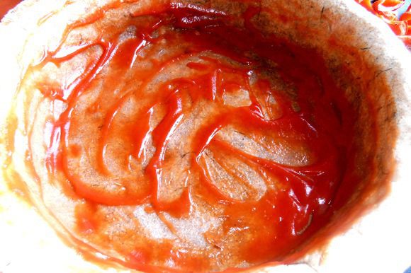 Промазываем парой ложек томатного соуса(или кетчупа)...