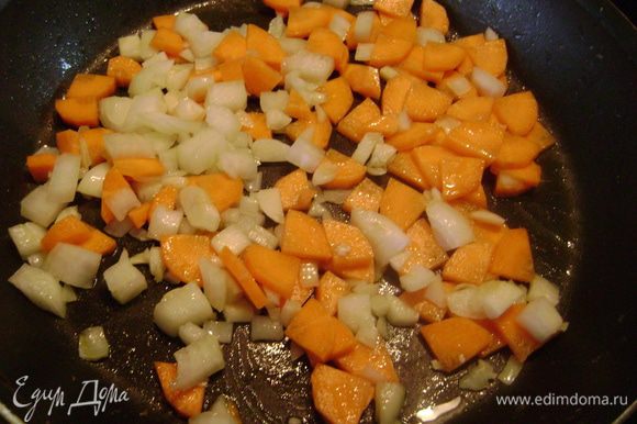 На оставшемся масле обжарить мелко нарезанные лук, чеснок и морковь 5 мин, затем добавить помидоры, нарезанные кубиками, и тушить ещё 10 мин.
