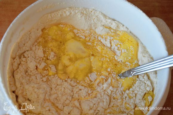 Муку просеять, добавить соль, взбитые яйца, молоко и растопленное масло.