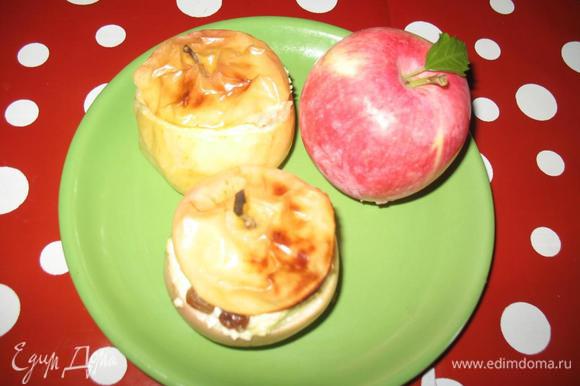 Ставим яблоки в форму,и выпекаем на среднем огне около 20 -25 минут.Приятного аппетита!