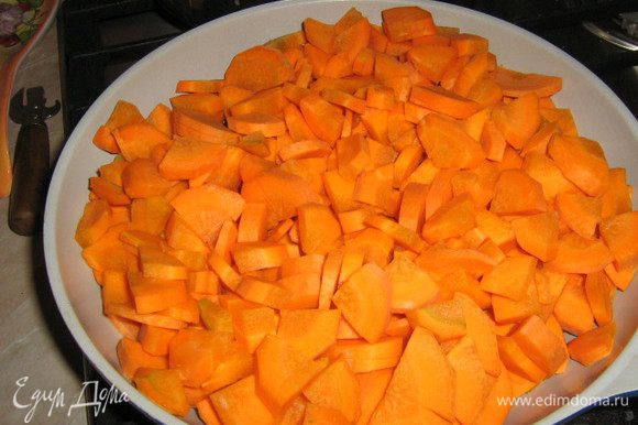 Крупно порезать очищенную и вымытую морковь, обжарить на растительном масле до готовности.