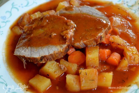 Выложить готовое мясо на разделочную доску и порезать порционно, подавать с готовым гарниром картофель, морковь, лук. Приятного аппетита.