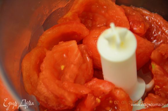 Помидоры предварительно надрезать слегка залить кипятком минут на 6.Затем очистить помидоры от шкурки,нарезать на четверти,удалить семена.Сложить в блендер,добавить зубчик чеснока.
