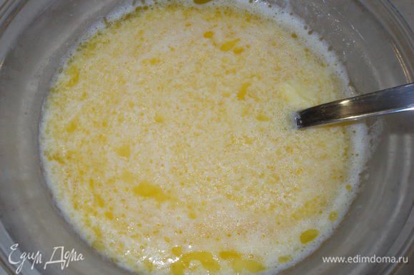 В отдельной посуде слегка взбиваем яйца, добавляем растопленное масло и кефир. Хорошо перемешиваем.