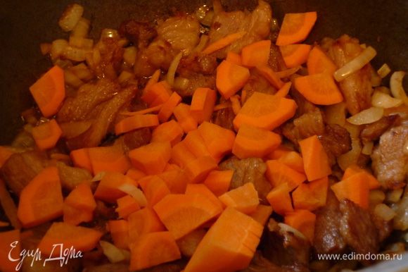 Лук нарезать мелким кубиком, морковь кусочками. Добавляем к обжаренной грудинке лук,помешивая, обжарим 2-3 минуты. Затем добавим морковь и еще обжарим 2-3 минуты.