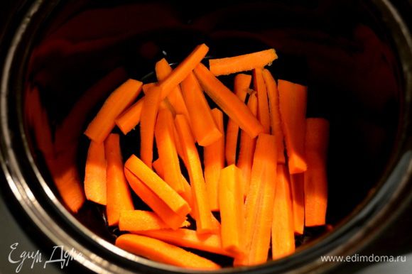 Порезать морковь крупной стружкой вручную. Cложить в слоукукер.
