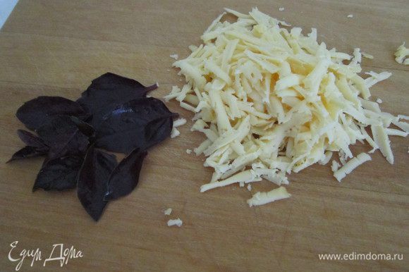 Твердый сыр натереть на крупной терке, подготовить листочки базилика.