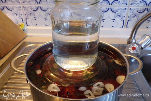 Для "груза" сверху на помидоры положить тарелочку, а на неё поставить банку с водой.