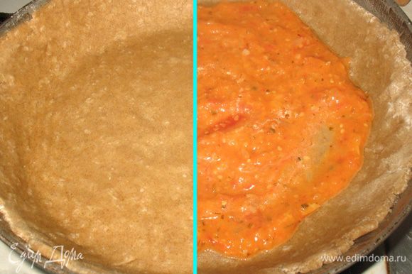 Раскатываем тесто в круг и выкладываем его в форму. Смазываем тесто соусом.