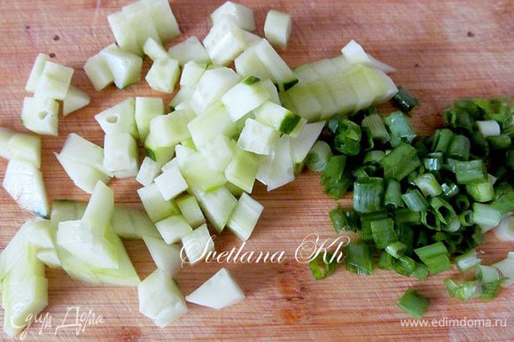 Огурцы и зеленый лук мелко нарезать.