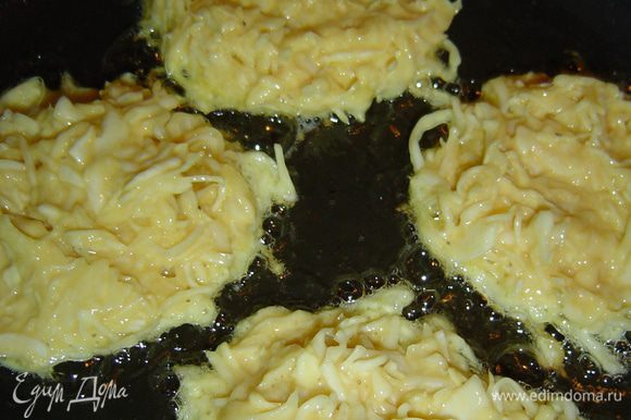 Ложкой выкладываем капустную массу на разогретую сковороду с растительным маслом.