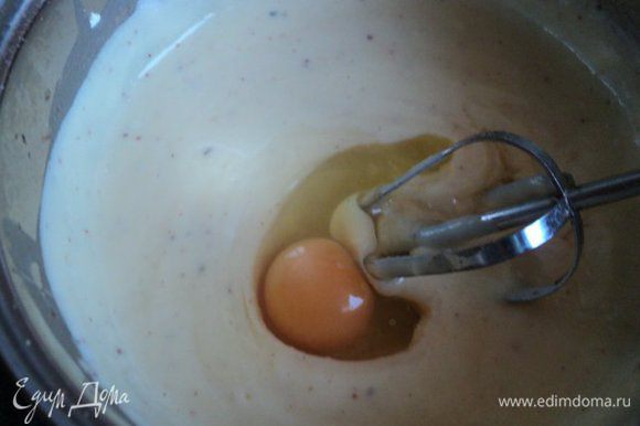 Затем по одному ввести яйца, каждый раз хорошо размешивая. Добавить мускатный орех, соль и перец по вкусу.