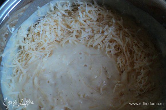 Сыр потереть на терке, базилик мелко порезать, ½ часть сыра добавить к соусу, перемешать.