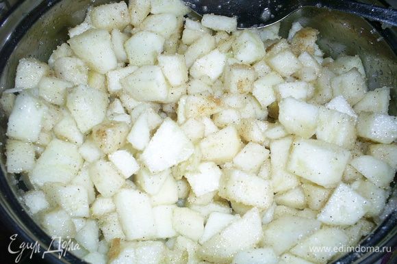 Для начинки яблоки моем, чистим, нарезаем мелкими кубиками. Добавляем к ним сахар и корицу, перемешиваем и оставляем на 20 минут.