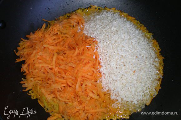 Обжарить морковь и рис на постном масле в воке до " прозрачности"