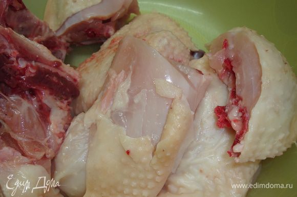 Курицу порезать на порционные куски.