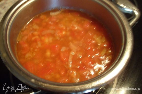 Добавить лук и помидоры в рыбный бульон и варить 20 мин.