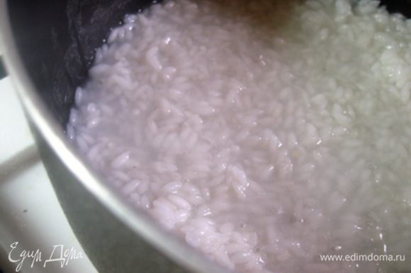 Последний аккорд приступаем к приготовлению рисового крема. Рис тщательно промыть несколько раз в холодной воде, чтобы избавиться от излишков крахмала. Высыпать рис в кастрюлю, добавить маленькую щепотку соли и залить 1/2 стакана кипятка, варить на небольшом огне, помешивая, до тех пор, пока рис не впитает в себя всю воду.