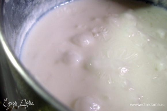 В это время вскипятите молоко. Затем влить молоко в рис и продолжать варить на небольшом огне пока молоко не выпарится наполовину.