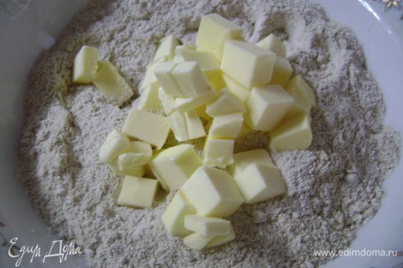 Для приготовления теста муку просеять в миску, добавить соль и нарезанное кусочками сливочное масло.