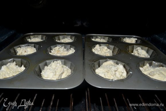 Выложить тесто в формы на 1/3 и поставить в теплое место без сквозняков на расстойку - 1 час. Тесто должно поднятся.